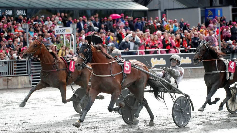 Den franska hästen Dijon (5), körd av kusken Romain Derieux, vinner Elitloppet 2019 på Solvalla före Aubrion Du Gers (1) och Älvsbyägde Makethemark (4) på tredje plats.