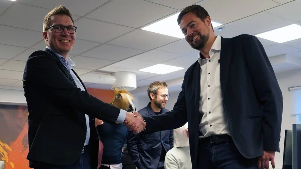 Trombs vd Anders Hallberg skakar hand med senaste tillskottet Johan Erixon.
