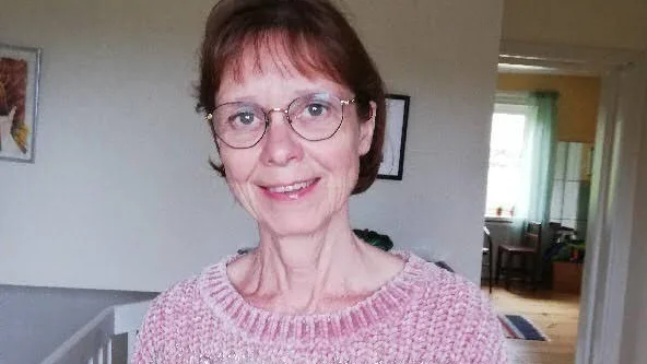 Susanne Andersson, Köping, översätter bibliska texter till Pitemål.