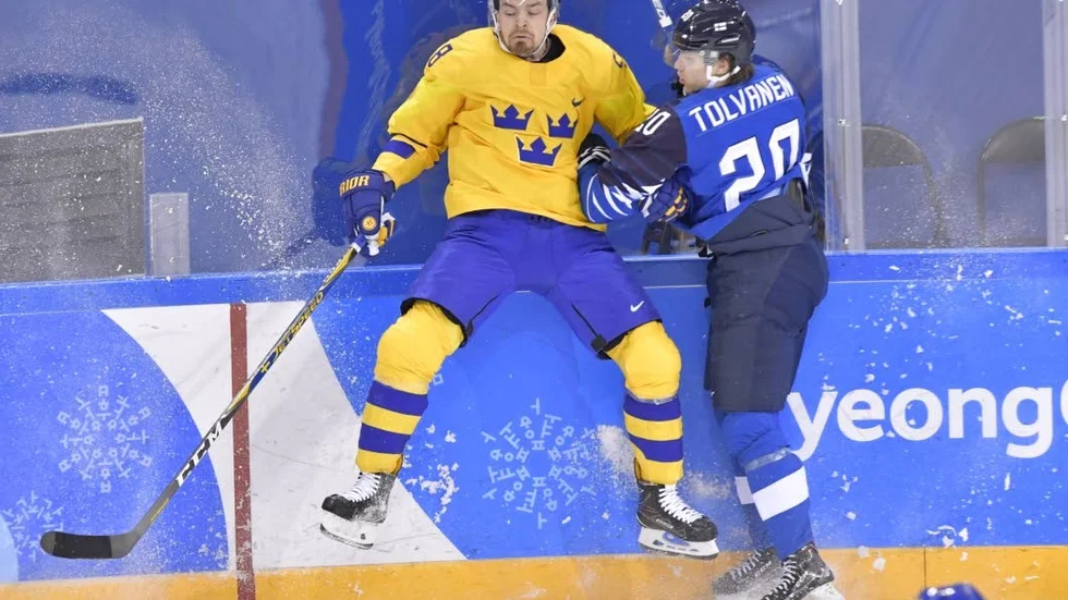 GANGNEUNG 20180218 Sveriges Johan Fransson i kamp med Eeli Tolvanen under söndagens ishockeymatch mellan Sverige och Finland i Kwandong Hockey Centre i vinter-OS i Pyeongchang, Sydkorea. Foto Jonas Ekströmer / TT kod 10030 *** Bilden ingår i SPORTPAKET. För övriga BETALBILD ***