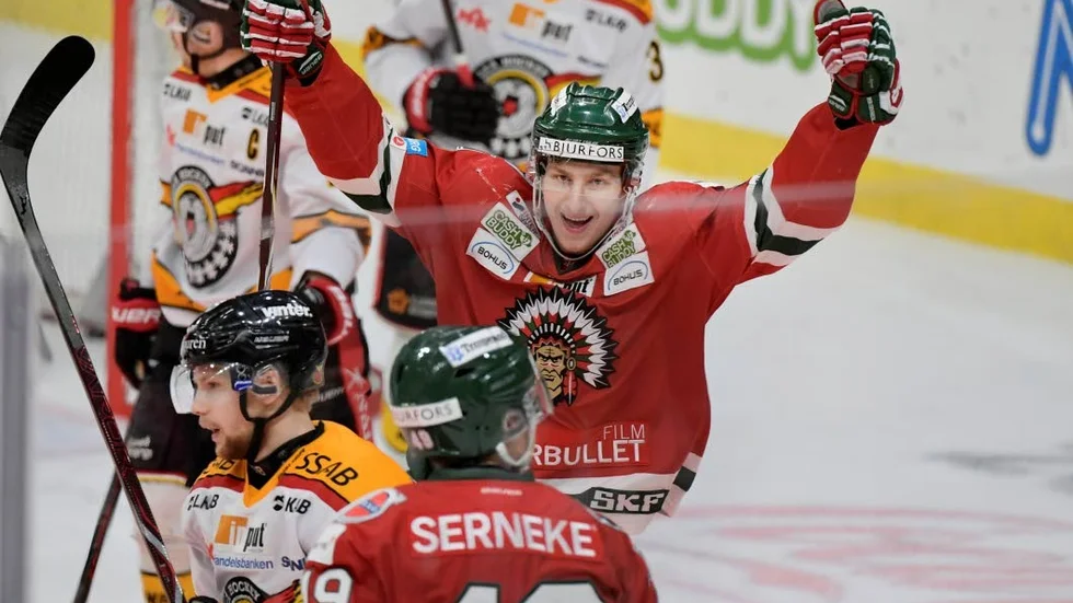 Jacob Moverare jublar efter 1-0-målet.