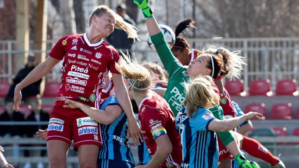 Nina Jakobsson och hennes Piteå var huvudet högre än Djurgården i förra säsongens två matcher (2–0, 1-). PIF vann även sista höst,matchen 2017 (5-1 på Stockholms Stadion). I den matchen gjorde Jakobsson två av målen.