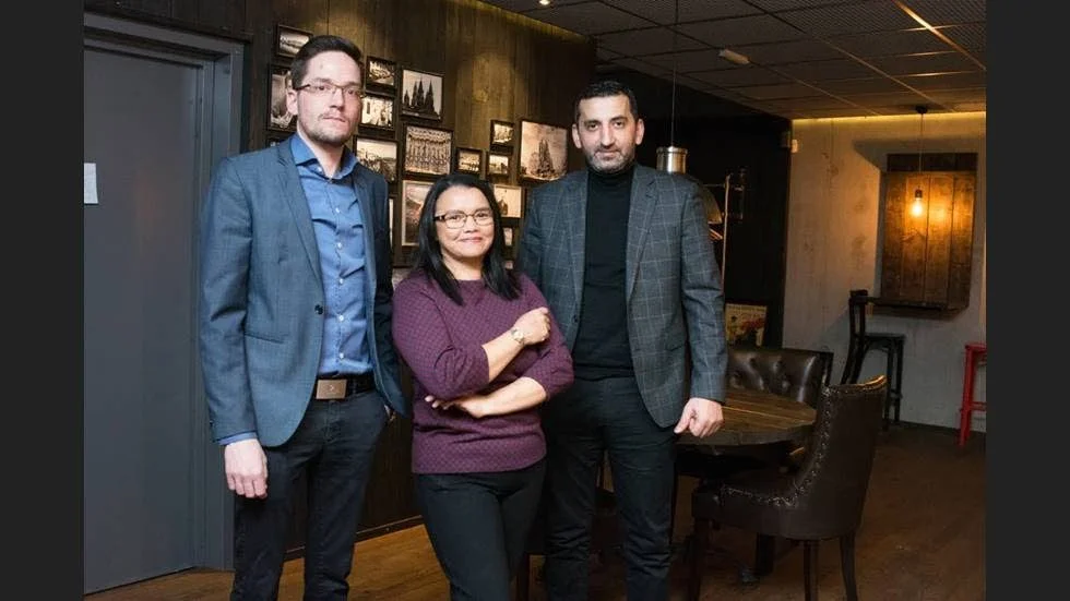 Delägarna av Nodo Mikael Giallousis och Rosa Helén tillsammans med restaurangchefen Emin Zeynalov.