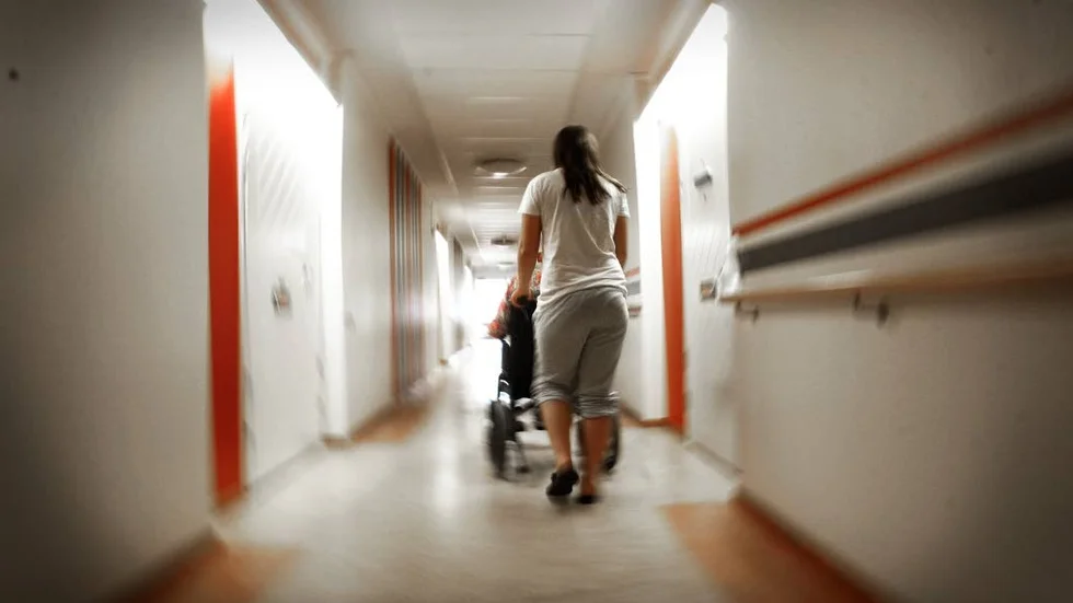 De som jobbar i kommunens vård och omsorg går, eller snarare springer, en hel del. 12 000 steg per dag gör 2 400 000 på ett år. För att vården ska fungera. (Arkivbild)