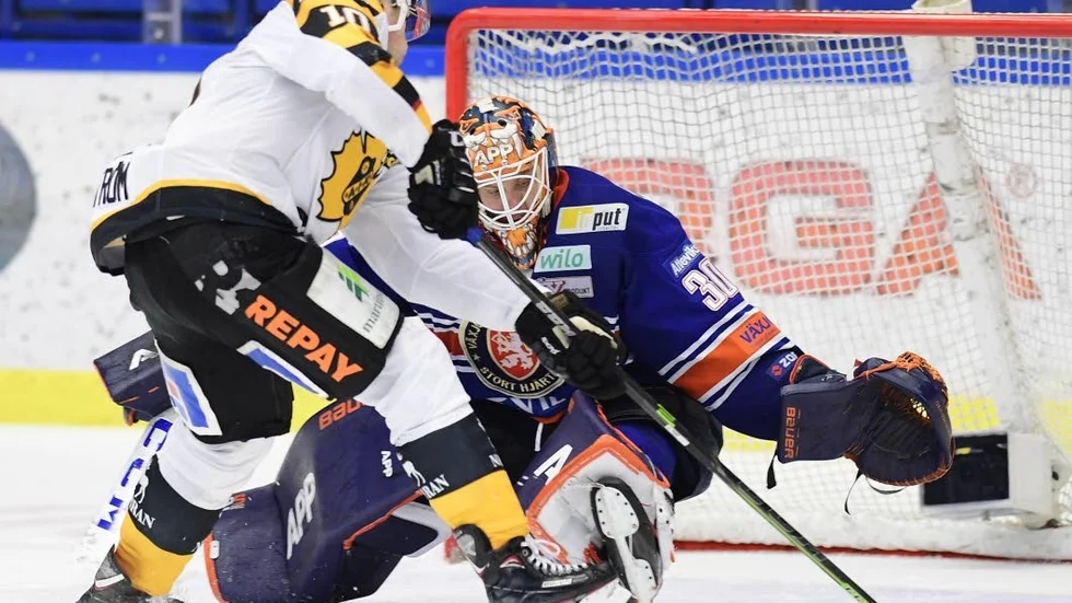 Här avgör Joakim Lindström straffläggningen genom att överlista Viktor Fasth.