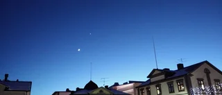 Månen lyste ner på torget