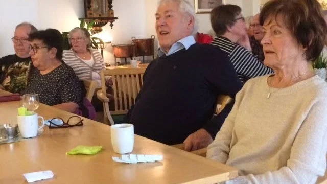 Dagmar och Henry Björk njuter av musiken.