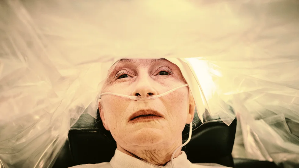 ”Även en svensk är ju ett slags människa” säger en av alla absurda rollfigurer i Lars von Triers ”Riket: Exodus”, den tredje och avslutande säsongen till den övernaturliga serien som sändes på 90-talet. Pressbild.