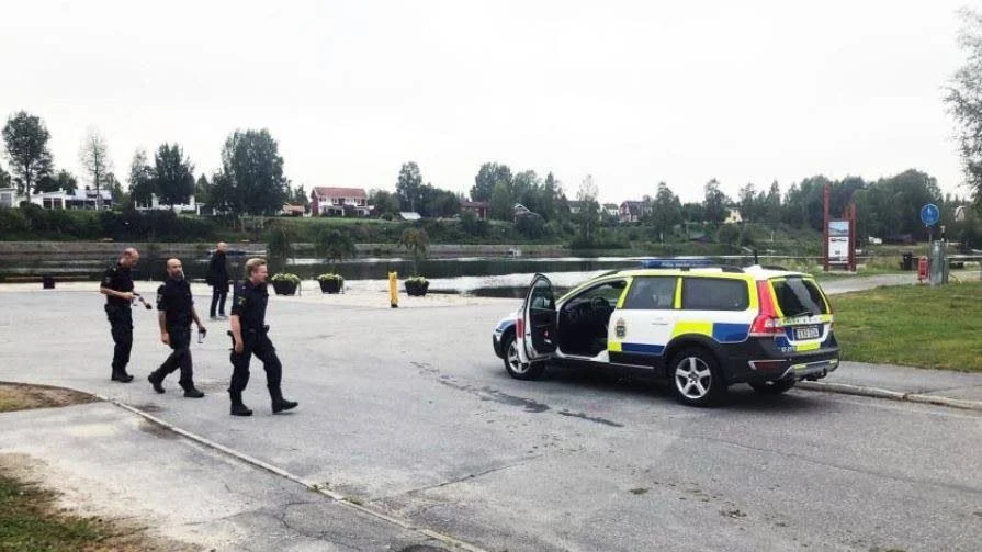 Polisen vid älvskanten på tisdagsmorgonen. (Arkivbild)
