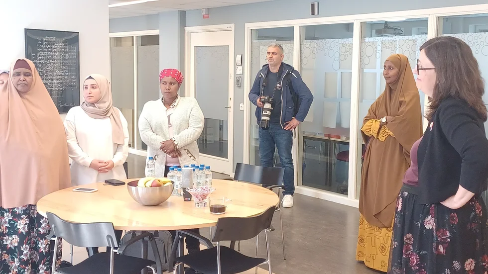 Anna Ekström på SFI besök i Linköping. Eleverna på bilden (exklusive fotografen i mitten och kvinnan invid Ekström) läser svenska enligt det som kallas för "utbildningsplikten". Vilket betyder att Arbetsförmedlingen har bestämt att de behöver lära sig språket för att kunna bli anställningsbara. 