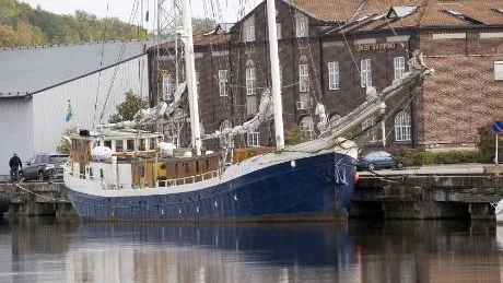 Stockholmsskutan Libelle har förtöjt utanför Unérs hus i Norrköpings inre hamn. Foto: Jan Forsby