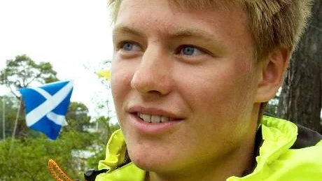 Nils Åkervall, i fjol SM-vinnare i E-jolle, är det största hemmahoppet när JSM i segling avgörs i Arkösund med start på måndag i nästa vecka. Foto: Titti Olovsson