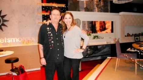 Lasse Lindfors med Tilde de Paula på TV 4. Han var inbjuden med anledning av firandet av Johnny Cashs 80-årsdag.