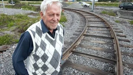 I 40 år har han fått vänta. Men nu har gamle Navestadsbon Lennart Molin omsider fått ut spårvägen, som han rentav har demonstrerat för. Här vid vändplatsen i anslutning till Kvarnberget.