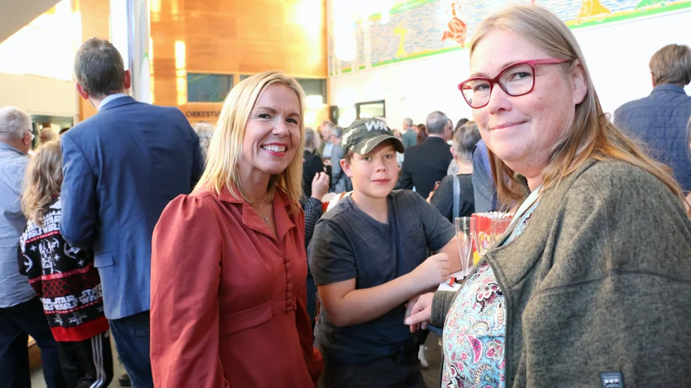 Camilla Rönnbäck, Elias Rönnbäck och Victoria Lundmark hade agerat statister på nattklubb, som publik i ishallen och som polis och banktjänsteman.
