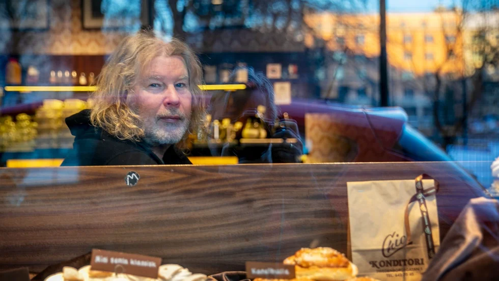 Staffan Hellstrand är bland annat känd för låten "Lilla fågel blå". Äldre Nyköpingsbor kanske känner igen "Blomsterbudens himmel" som handlar om "Tok-Olle".