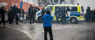 Rätten: Männen misshandlade poliser som retirerat 