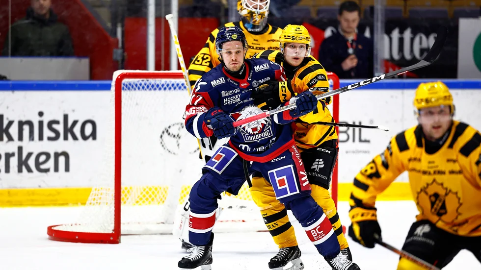 Linus Lindström åkte med fötterna först in i sargen i tredje perioden.