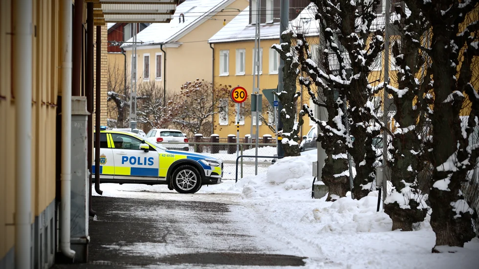 Flera polisbilar bevakar ett kvarter i centrala Norrköping.