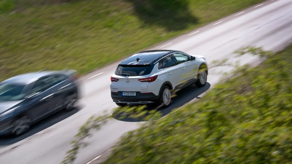 Insändarskribenten förespråkar "Avgift och Utdelning", som bland annat införts i Kanada och Österrike. "Ägare till stora bensintörstiga SUV:ar får betala mer för drivmedlet än de får i klimatbonus, men majoriteten av befolkningen kommer att tjäna på systemet."