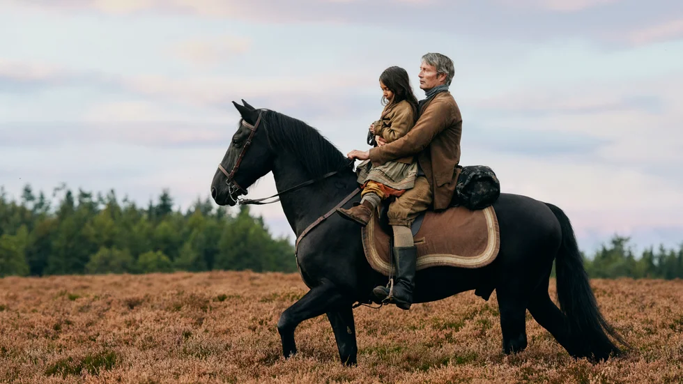 Livet är hårt för den fattige potatisbonden Ludvig Kahlen (Mads Mikkelsen) och hans adoptivdotter (Melina Hagberg).