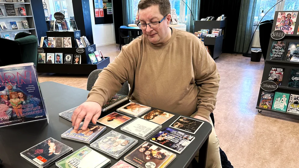 Erik med en del av sin samling cd-skivor som han både köpt och bytt till sig.
