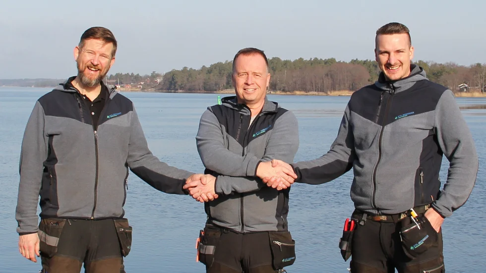 Tidigare vd:n Jonas Bergman (i mitten) lämnar över ledningen i Kyl-Bergman. Adam Larsson Lockner (till höger) är ny vd och Samuel Eggertsson vice vd.