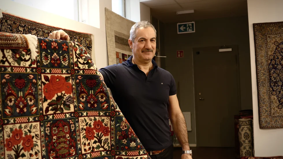 "Bakhtiari är nomadmattor, det är ett vandrande folk som tillverkar de här mattorna. De är samlarobjekt och mina favoriter", berättar Reza Montales.