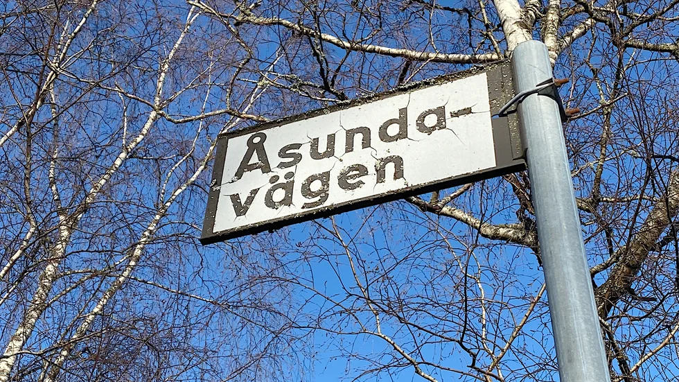 En ny cykelbana byggs längs Åsundavägen i Hummelsta. Frågorna är många.