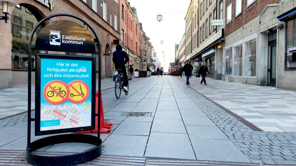 På Kungsgatan genom centrum råder förbud för cyklar och elsparkcyklar. Något många trotsar.