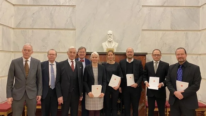 Från vänster ordensmedlemmar: Joakim Lessmar, Bengt Persson, Peter Möller, Sven-Åke Bergkvist. 
Stipendiater med diplom i handen: biträdance professor Anita Öst, docent Sara Liin, professor Per Hammarström, professor Carl-Johan Carlhäll, professor Fredrik Nyström. (Saknas: Docent Walker Jackson) 