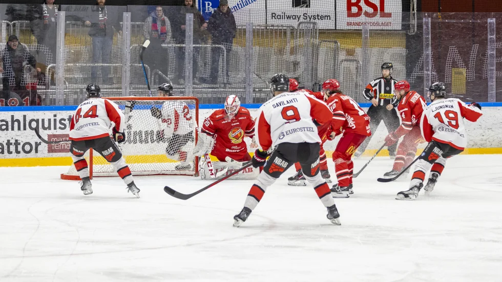 Juho Liuksiala gör 4-2 till Nybro mot Almtuna i den tredje perioden. Uppsalalaget föll och ligger under med 1-0 i matcher.