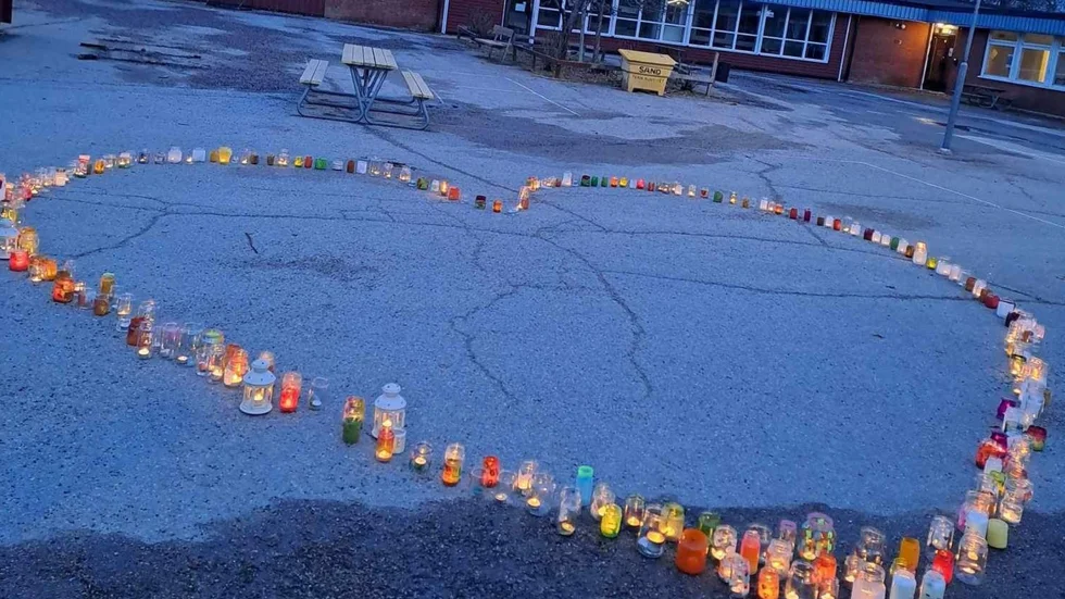 Nyligen anordnades en ljusmanifestation av föräldraföreningen Barnens Bästa Bettna, för skolan som hotas av nedläggning.