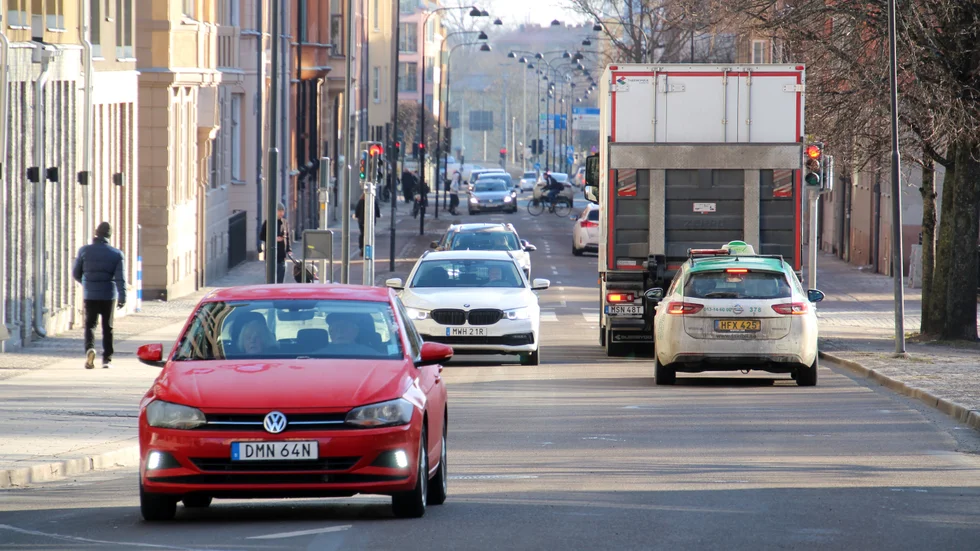 Genomfartstrafik för bilar ska förbjudas på Drottninggatan på sträckan mellan Djurgårdsgatan och Sankt Larsgatan. Förutom bussar, cyklister och gående tillåts då endast nyttotrafik och boendetrafik. Om tidsplanen håller byggs gatan om 2025.