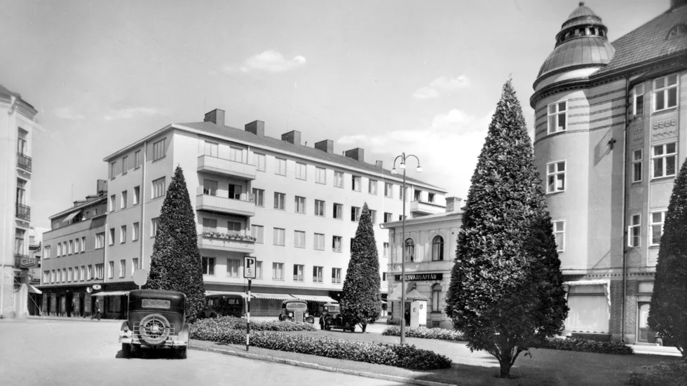 Byggnaden i hörnet av Ny- och Bokhållaregatorna stod färdig hösten 1935. För ritningarna svarade arkitekten Axel Brunskog. I hörnbutiken öppnade fastighetens ägare Anna Samuelsson sitt ägandes Centralkonditori den 1 november 1935.

