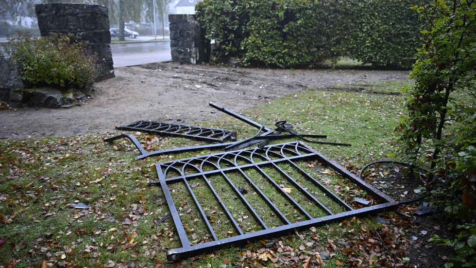 En fullastad A-traktor körde in i grinden till Östra kyrkogården i Hässleholm i oktober förra året och fem ungdomar skadades, varav två allvarligt. Arkivbild.