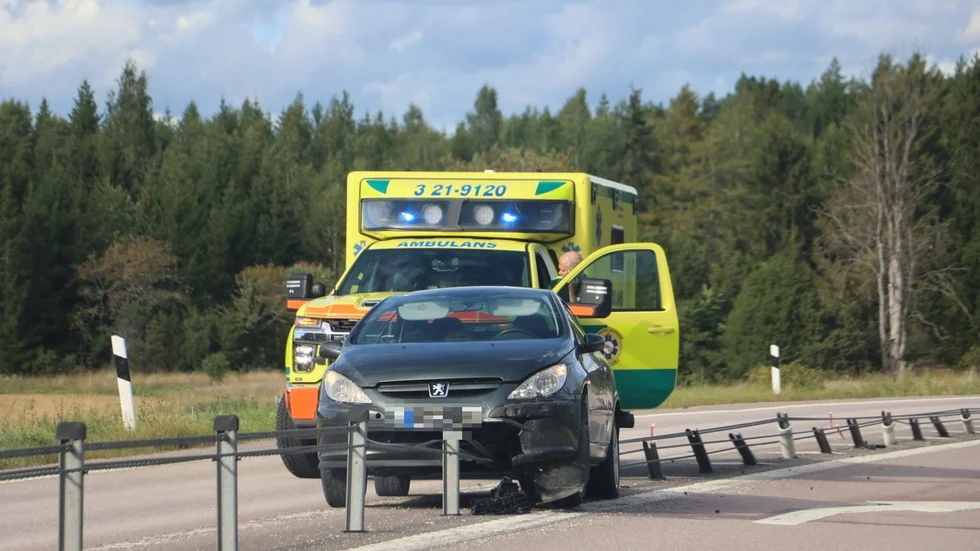 En bilförare körde på fredagen in i mitträcket på väg 288, i närheten av Rasbo.