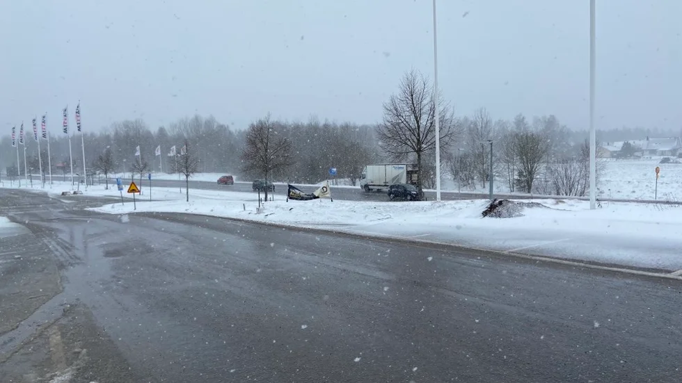 Nytt snöfall väntas under torsdagen. Polisen uppmanar bilister som bytt till sommardäck att inte ge sig ut på vägarna om man inte måste.