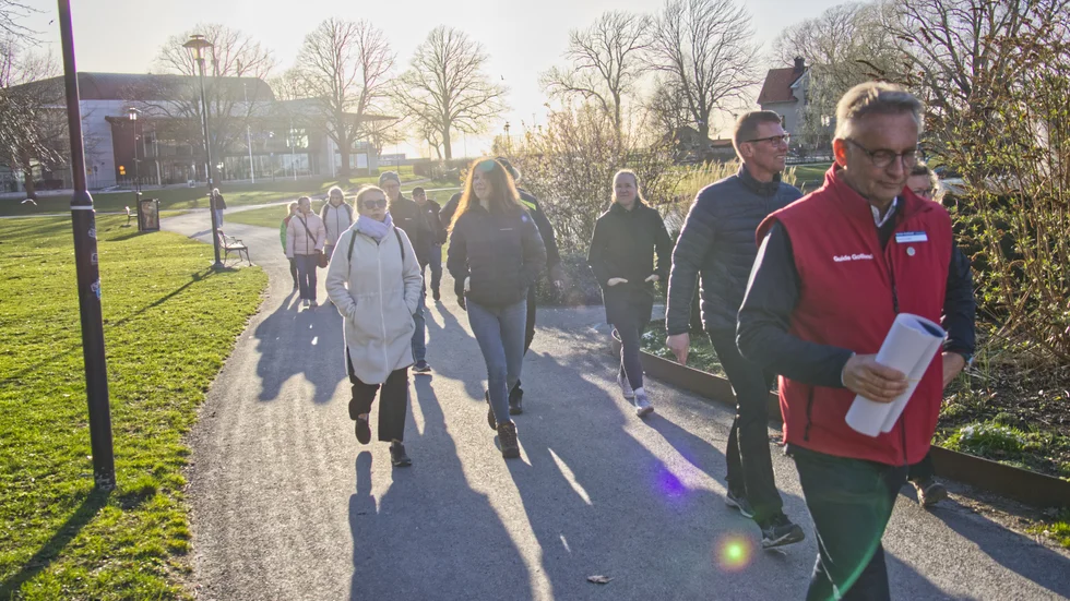 På onsdagen samlades ett tiotal blivande guider i Almedalen för kvällens lektion.