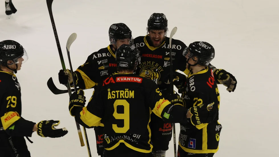 Glatt VH-firande efter ledningsmålet i första perioden. 