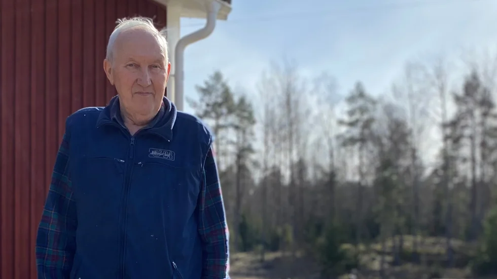 Bakom träden som syns från Arne Scherbergs hus sker sprängningarna.