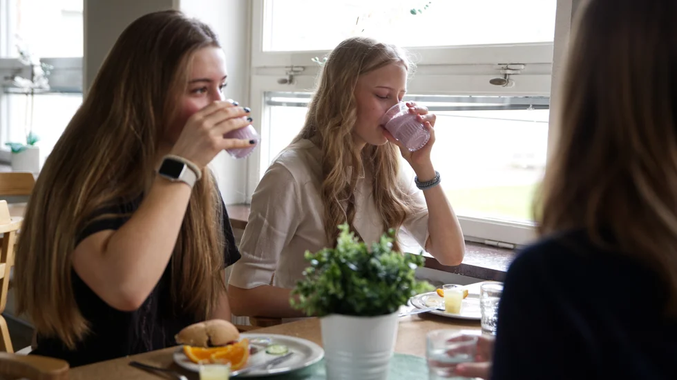 Clara Jacobsson och Ines Fyhr var nöjda med det som serverades under måndagens frukost.