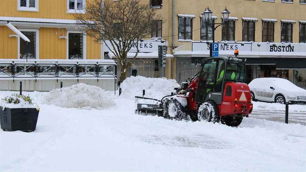 Så sent som i början av månaden fick full styrka ge sig ut för att röja snö. Det kan man väl verkligen kalla för aprilväder?