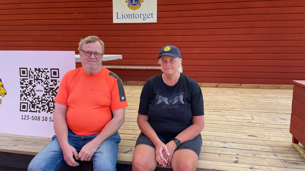 Robert Haijlen och Tina Rudolphson i Lions Club Örsundsbro är stolta över det nya torget.