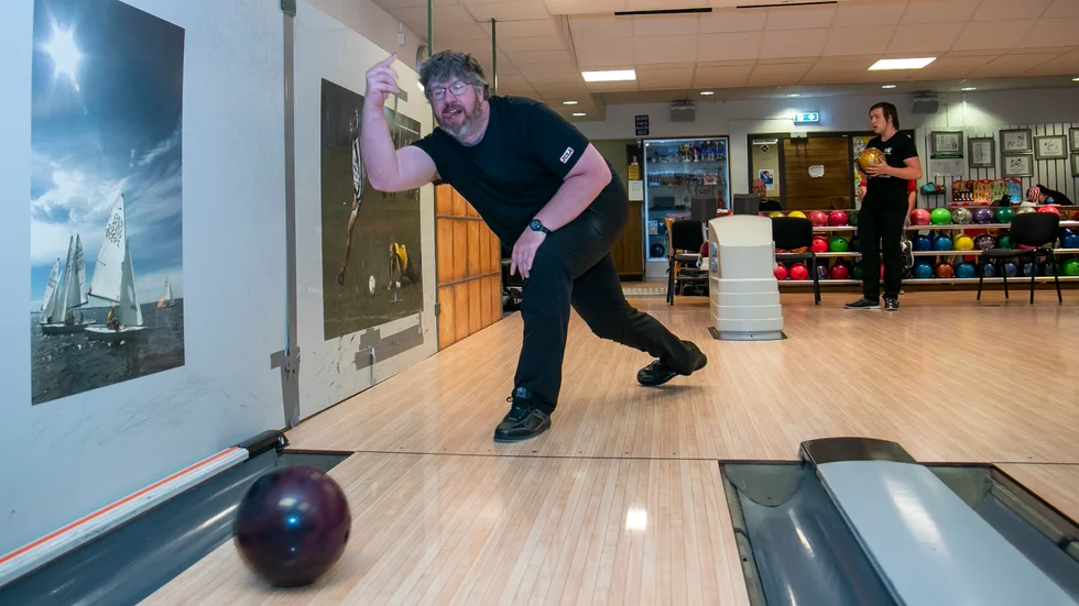 Håkan Rylander under parabowlingen i Motala Bowlinghall. "Man får ju den här kontakten med andra", svarar han på frågan om vad han gillar med bowlingen.