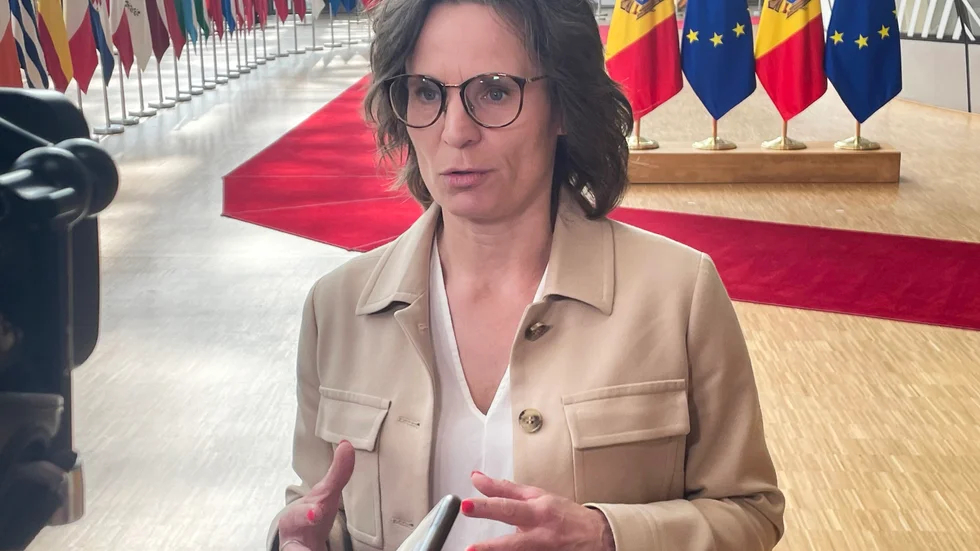 Jessika Roswall på väg in till EU-möte i Bryssel.