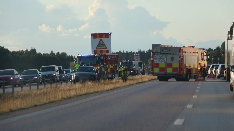 En personbil körde in i mitträcket på E4 i höjd med Gryttby på lördagskvällen.