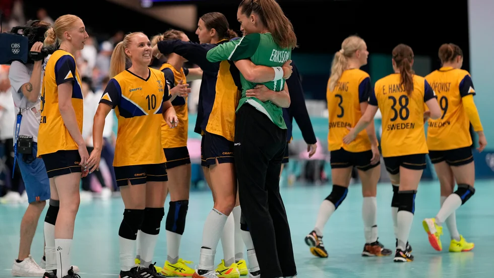 Handbollsdamerna jublar efter segern mot Sydkorea i OS-gruppspelet. Sverige är därmed klart för kvartsfinal.