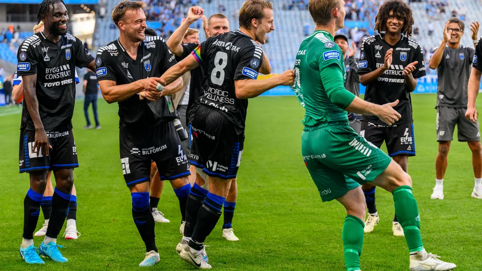 Malcolm Jeng står och klappar med medan Castegren, Stensson och Tånnander dansar tillsammans efter Sirius bortaseger mot Malmö.