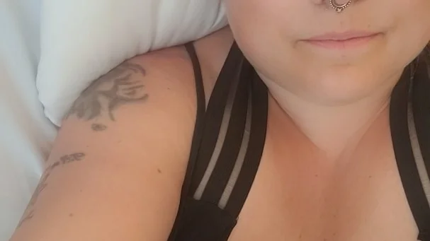 Kimberly Nyberg hamnade i diket på E4. Nu berättar hon om olyckan från sjukhussängen.